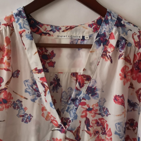 Lovely Like-new Women's Tunic Top by Violet + Claire (Size 2X) Pink Blue Florals - Picture 2 of 6